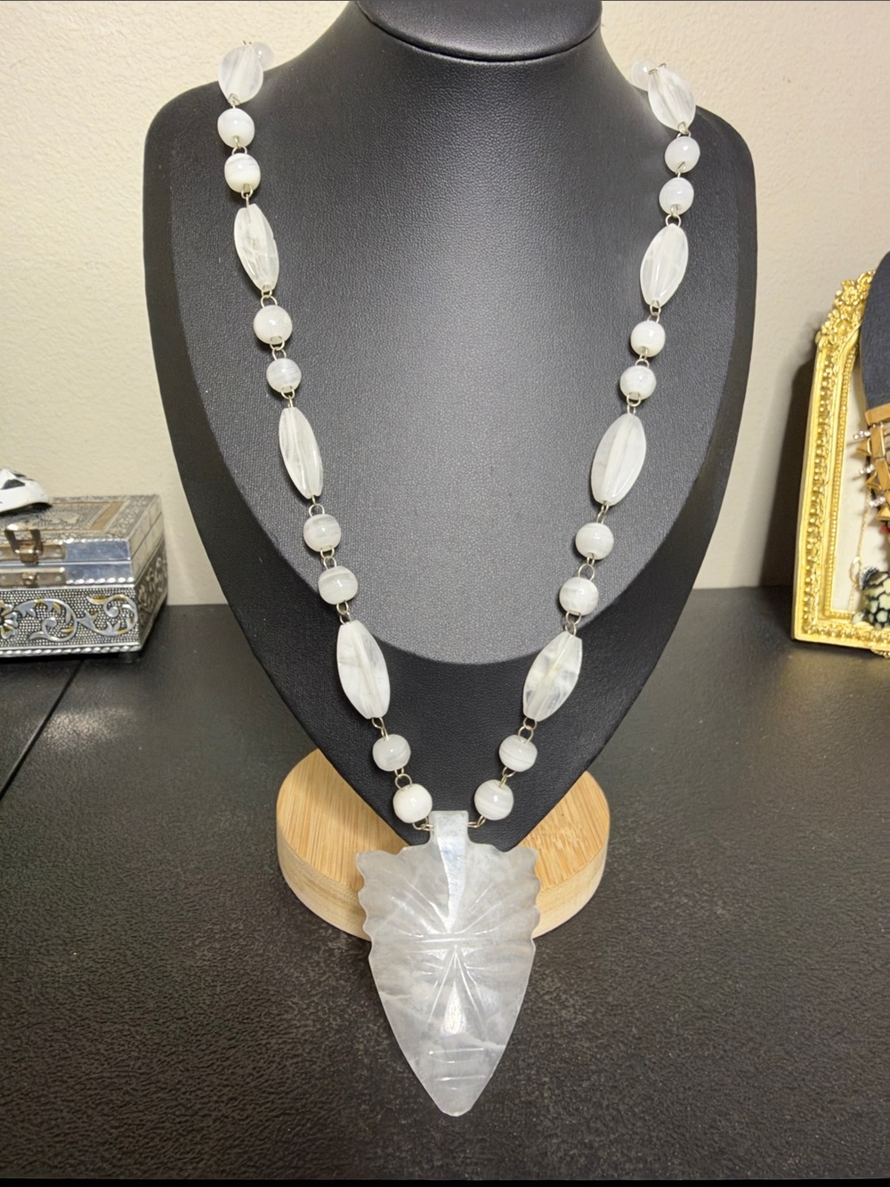 VTG White Carved White Agate Stone Arrowhead Pendant Necklace - Women Jewelry